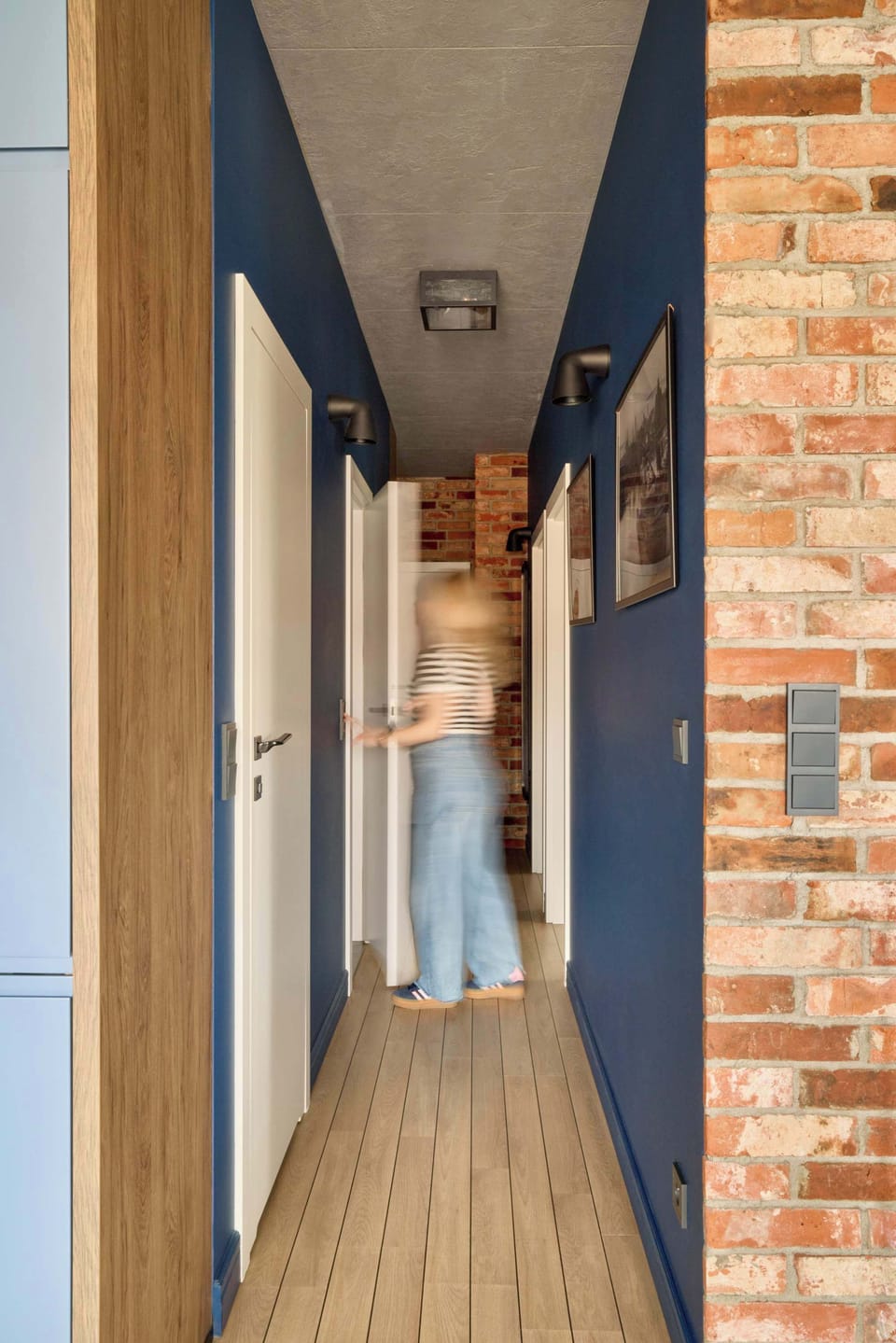 Centralną częścią apartamentu jest salon połączony z aneksem kuchennym. W salonie znajduje się rozkładana sofa z funkcją spania oraz telewizor z dostępem do kanałów kablowych i funkcji Smart TV.