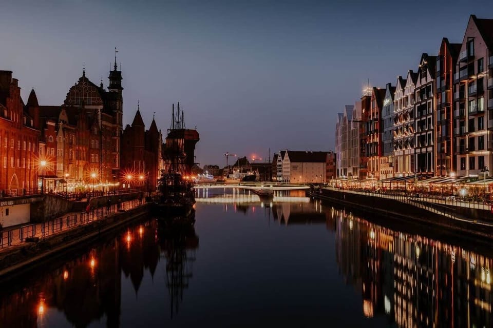 Wyjście z budynku oznacza natrafienie na przyjemne widoki. Rzeka, historyczne kamienice Starego Miasta czy zabytkowy dźwig Żuraw. Na parterze budynku znajdziemy modne restauracje, sklep spożywczy czy popularne miejsce wieczornych spotkań klub SASSY.