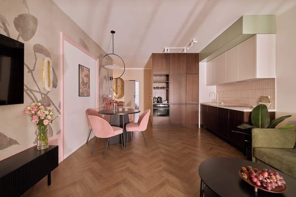 Przestronny salon łączy część wypoczynkową z nowoczesnym aneksem kuchennym. Znajduje się tu wygodna, rozkładana sofa, która gwarantuje komfortowy relaks w ciągu dnia oraz pełnowymiarowe miejsce do spania nocą.