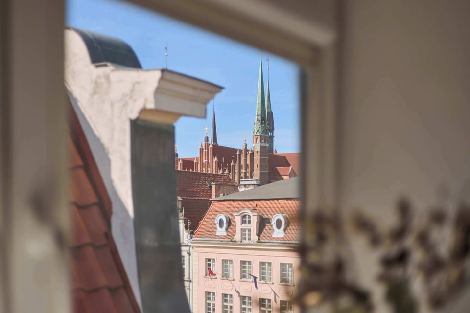 Na pierwszym poziomie znajduje się przestronny salon z wygodną, rozkładaną sofą z funkcją spania, która zapewnia dodatkowe miejsca noclegowe.