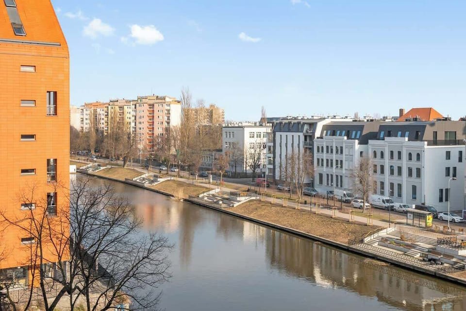 Z salonu można wyjść bezpośrednio na balkon, z którego rozciąga się przyjemny widok na rzekę Motławę. To idealne miejsce na poranną kawę, chwilę odpoczynku lub spokojny wieczór po całym dniu zwiedzania.