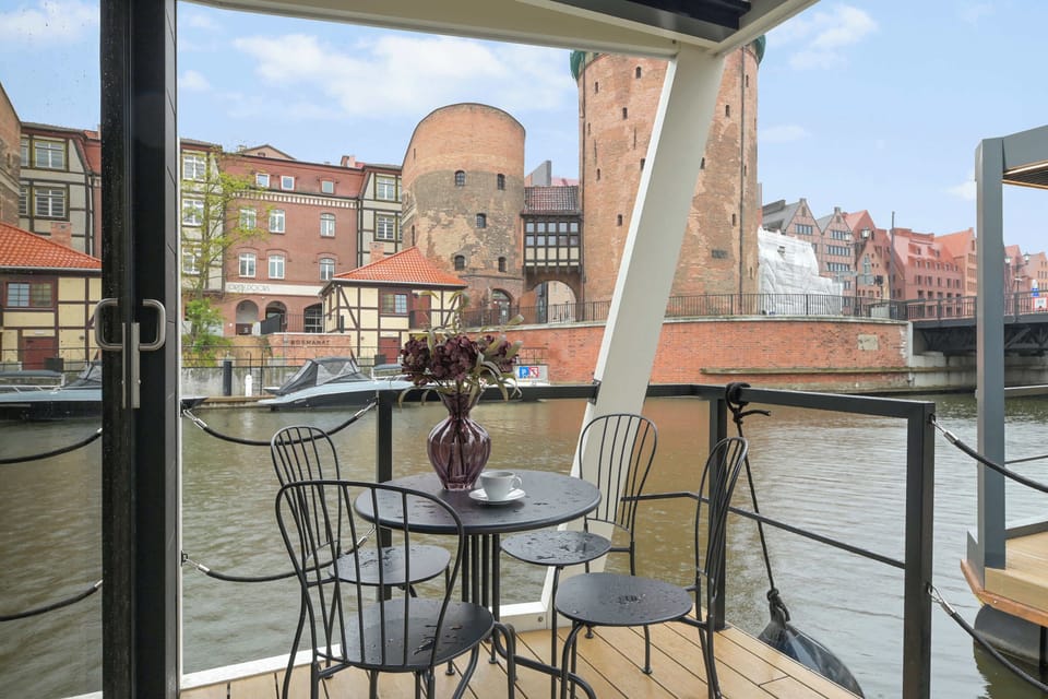 Wyjątkowym atutem Houseboatu Anchor jest niewielki, prywatny taras zewnętrzny, otoczony wodą.