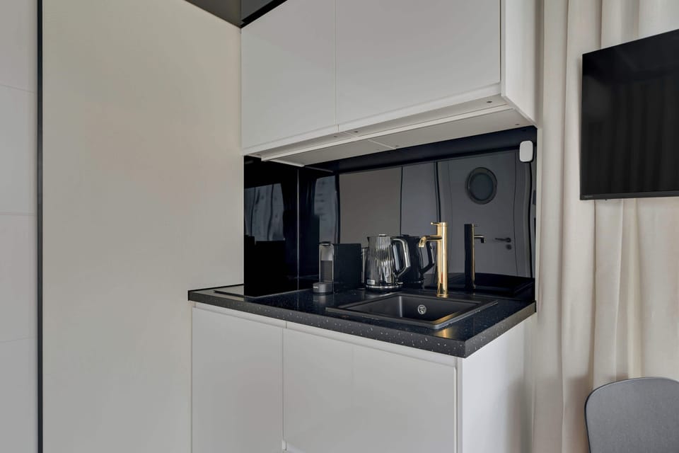 Aneks kuchenny został wyposażony w płytę kuchenną, dzięki czemu można wygodnie przygotować śniadanie, lekką kolację lub ulubioną kawę.