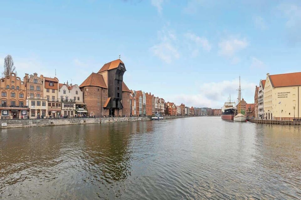 Apartament na 2. piętrze na Wyspa Spichrzów w Gdańsk — nad Motława, przy ul. Chmielna, blisko Ołowianka. W budynku sklep i klub SASSY, obok Słony Spichlerz z kawiarnią E. Wedel. Liczne restauracje i kawiarnie w okolicy.