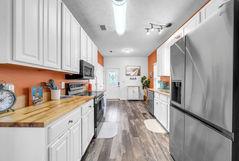 House, Multiple Beds (Laguna Breeze Retreat) | Private kitchen