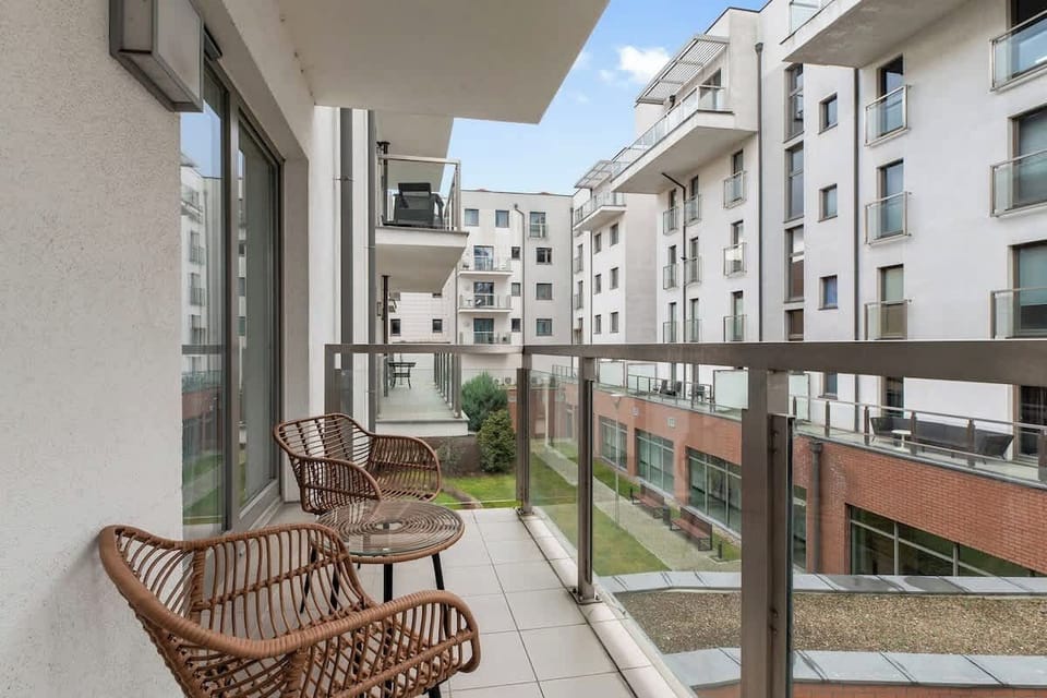 Ze studia prowadzi wyjście na balkon, idealne miejsce na poranną kawę lub wieczorny odpoczynek.