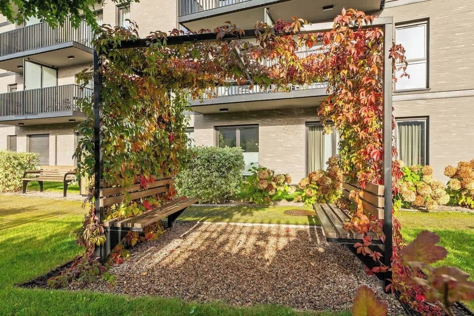 Położony jest tuż obok rzeki Motława, w bezpośrednim sąsiedztwie Starego Miasta. Od Starego Miasta apartament oddalony jest o kilka minut drogi pieszo. 