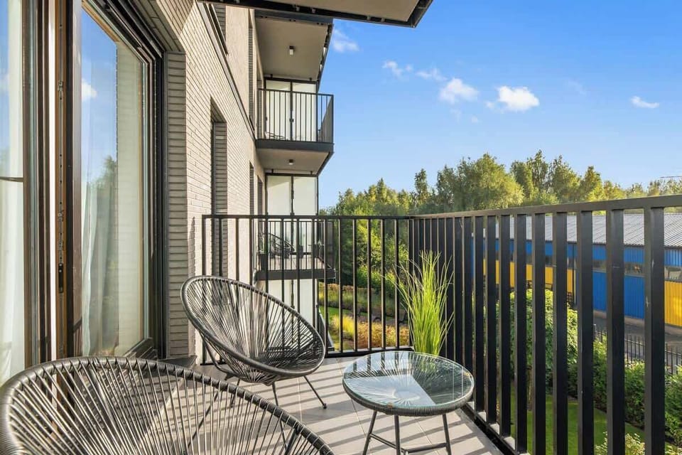 Dodatkowym atutem apartamentu jest balkon, który stanowi doskonałe miejsce na poranną kawę lub chwilę wytchnienia po dniu pełnym wrażeń.