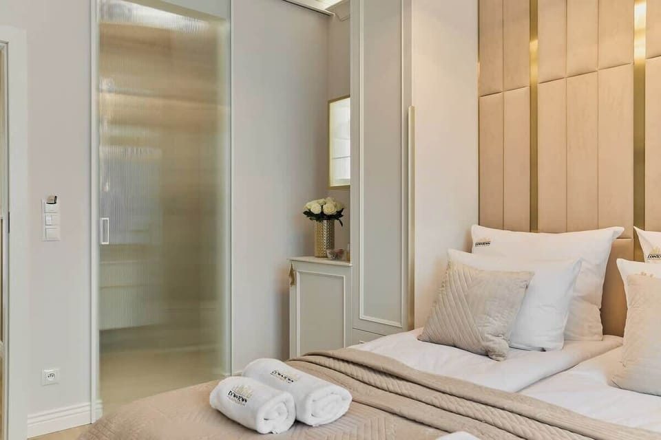 Stylowe studio łączy komfort i elegancję. Wygodne łóżko małżeńskie zapewnia spokojny sen, a dobrze zaopatrzony minibar oraz zestaw powitalny z kawą, herbatą i przyprawami umilają pobyt.