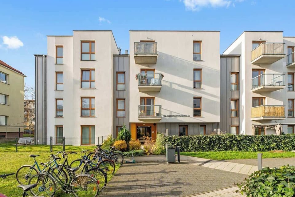 Apartament przy ul. Kochanowskiego 41 w Gdańsku znajduje się w dobrze skomunikowanej okolicy, blisko Wrzeszcza, terenów rekreacyjnych i obiektów sportowych. W pobliżu dostępne są tramwaje i SKM, co ułatwia dojazd do całego Trójmiasta.