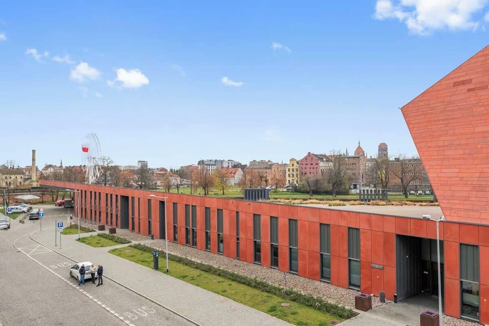 Z salonu można wyjść na balkon z widokiem na Muzeum II Wojny Światowej – to doskonałe miejsce na poranną kawę lub chwilę relaksu o zachodzie słońca.