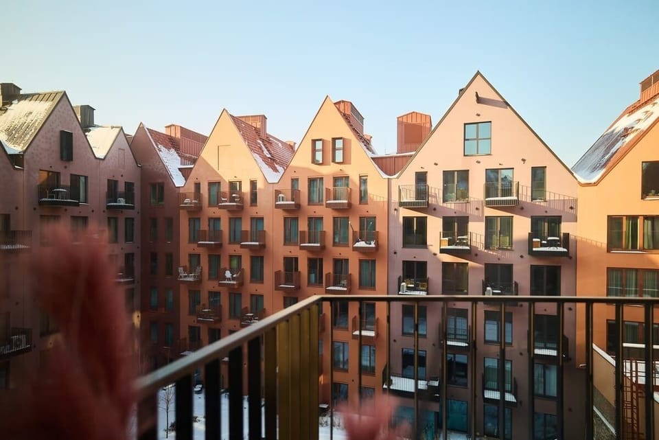 Część dzienna posiada bezpośrednie wyjście na balkon z widokiem na spokojny, wewnętrzny dziedziniec, tworząc idealne miejsce na poranną kawę lub wieczorny odpoczynek.
