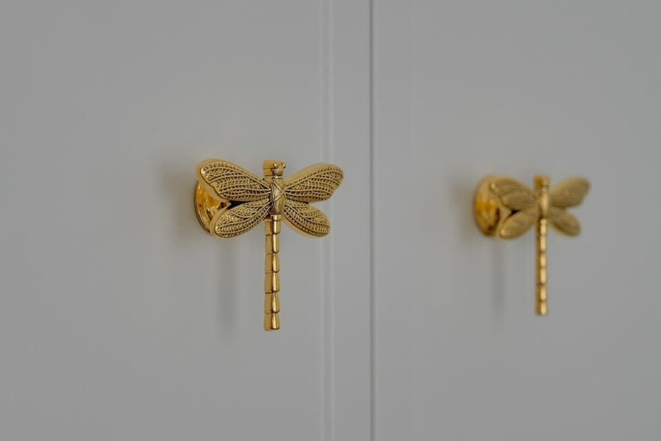 Druga sypialnia zapewnia równie wygodny wypoczynek dzięki kolejnemu łóżku małżeńskiemu, przestronnej szafie i spokojnej, harmonijnej aranżacji.