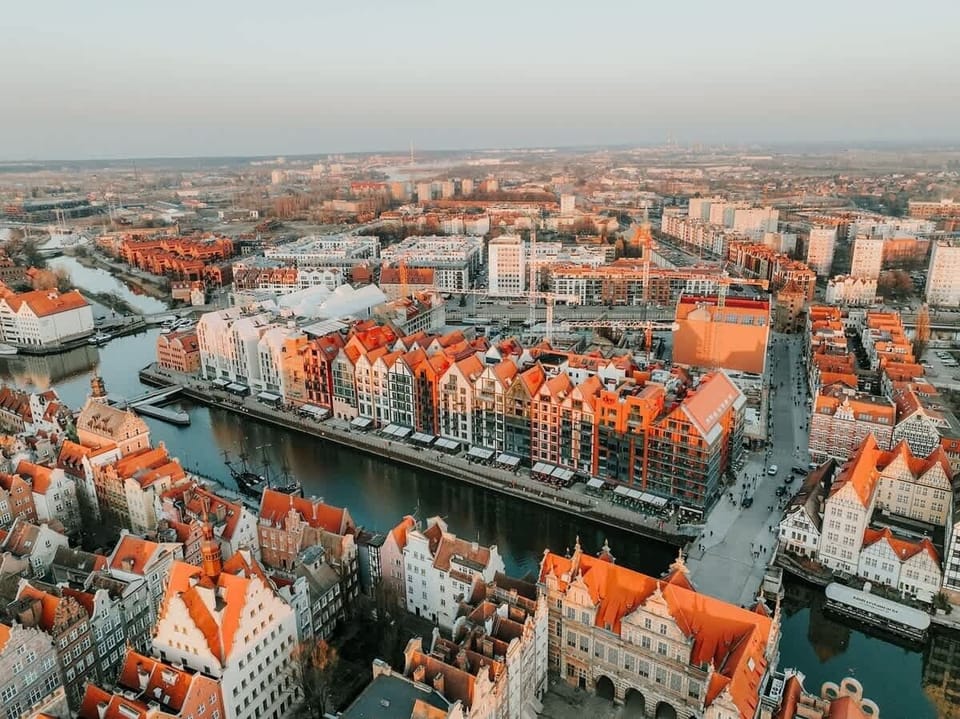 Apartament położony jest na historycznej Wyspie Spichrzów, na 4. piętrze odrestaurowanego budynku, z widokiem na Motławę i panoramę miasta oraz w bezpośrednim sąsiedztwie restauracji, kawiarni i food hallu.