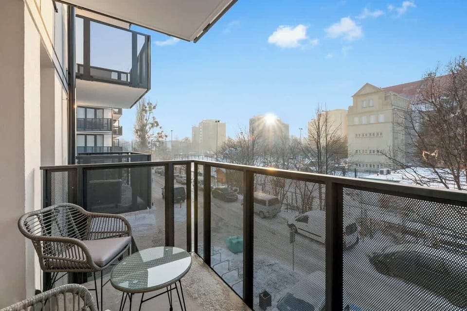 Dodatkowym atutem jest bezpośrednie wyjście na balkon, które doświetla wnętrze i pozwala cieszyć się chwilą na świeżym powietrzu.