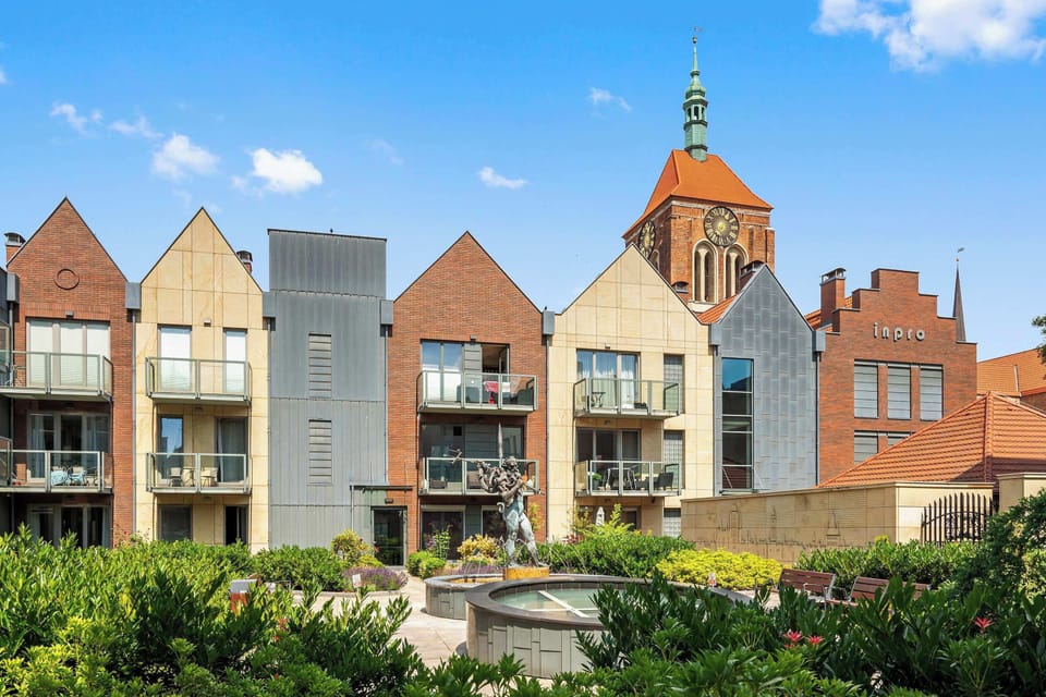 Apartament przy ul. Tandeta 1 położony jest w sercu Starego Miasta, blisko Motławy, Żurawia, Długiego Targu i Fontanny Neptuna. To świetna baza do zwiedzania Gdańska pieszo.