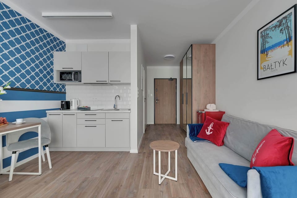 W apartamencie znajduje się łóżko małżeńskie, rozkładana sofa, telewizor Smart TV, biurko do pracy oraz pojemna szafa.