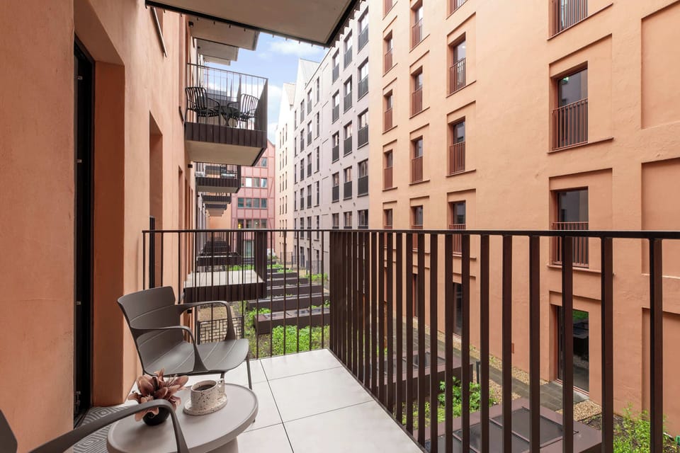 Prywatny balkon z miejscem do wypoczynku pozwala cieszyć się spokojną atmosferą i chwilą relaksu przy kawie. Kameralna przestrzeń doskonale uzupełnia komfort nowoczesnego apartamentu.