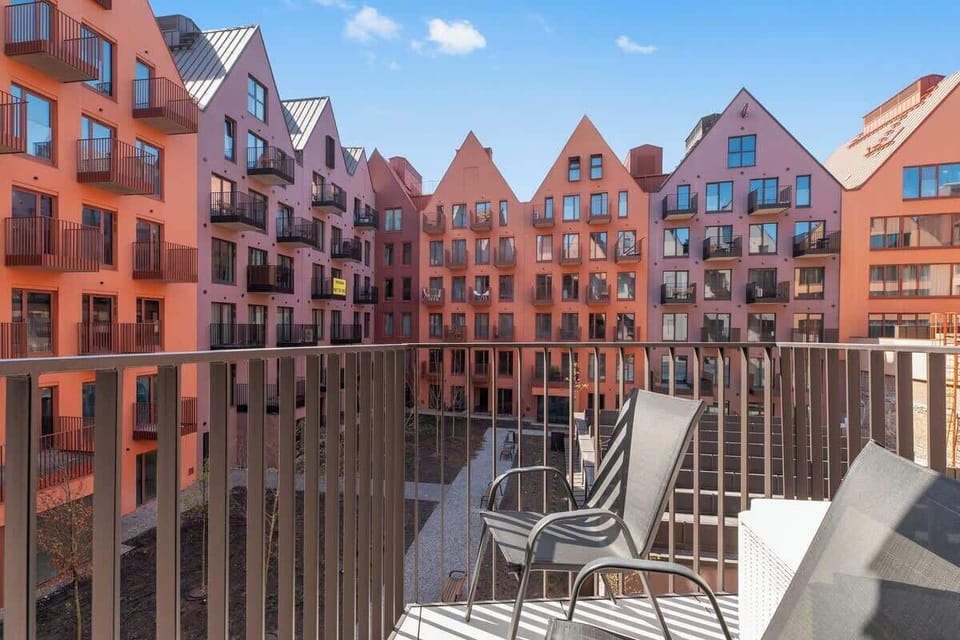 Dodatkowym atutem apartamentu jest wyjście na balkon, które zapewnia dostęp do naturalnego światła i podkreśla przestronność wnętrza.