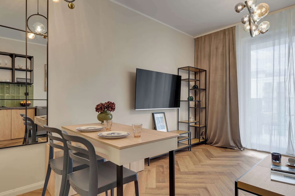  Znajduje się tu rozkładana sofa (stanowiąca dodatkowe miejsce do spania dla jednej osoby), ustawiona naprzeciw telewizora, co tworzy komfortową przestrzeń do wypoczynku po dniu pełnym wrażeń. 