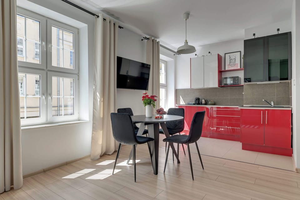 Stylowe i przestronne wnętrze łączy nowoczesny design z komfortem wypoczynku. Jasna część dzienna z wygodnym łóżkiem, sofą i strefą jadalnianą tworzy idealne miejsce na relaks po dniu spędzonym na odkrywaniu uroków Gdańska.