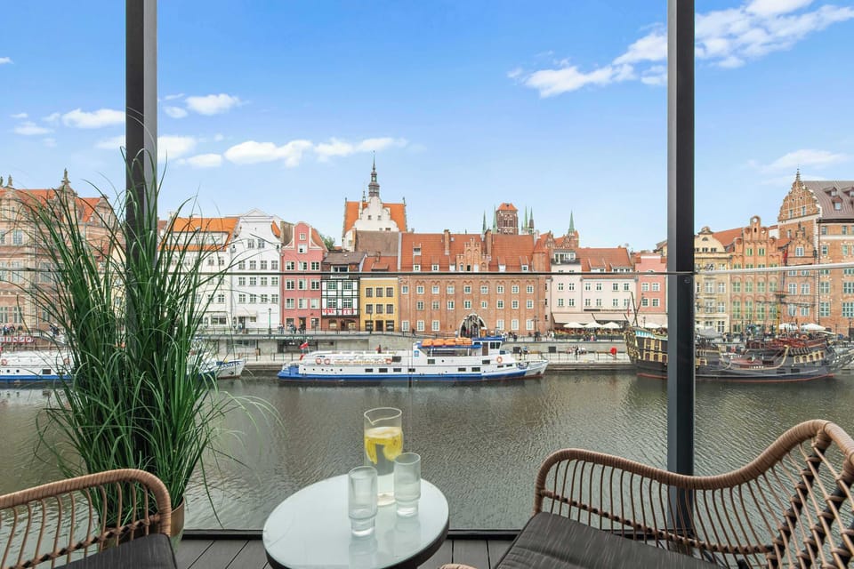 Największym atutem apartamentu jest przestronny balkon z wyjątkowym widokiem na Motławę oraz zabytkową zabudowę Głównego Miasta. 
