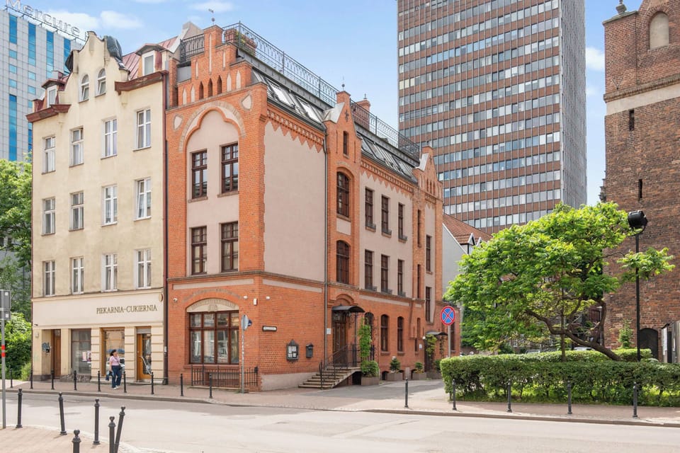 Przytulne kafejki i restauracje serwują tradycyjne dania kuchni regionalnej, zachęcając do odpoczynku i degustacji lokalnych smakołyków. To miejsce jest doskonałym przykładem, jak nowoczesność i historia mogą współistnieć, tworząc niezwykły klimat.