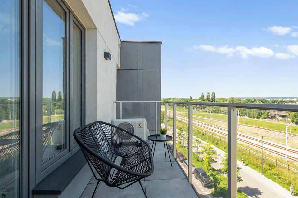  Balkon wyposażony jest w meble wypoczynkowe, dzięki czemu stanowi idealne miejsce na poranną kawę lub chwilę relaksu po dniu pełnym wrażeń.