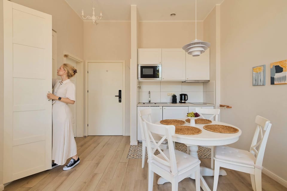 Apartament posiada aneks kuchenny wyposażony w płytę kuchenną, lodówkę oraz kuchenkę mikrofalową, dzięki czemu goście mogą swobodnie przygotowywać proste posiłki podczas pobytu.