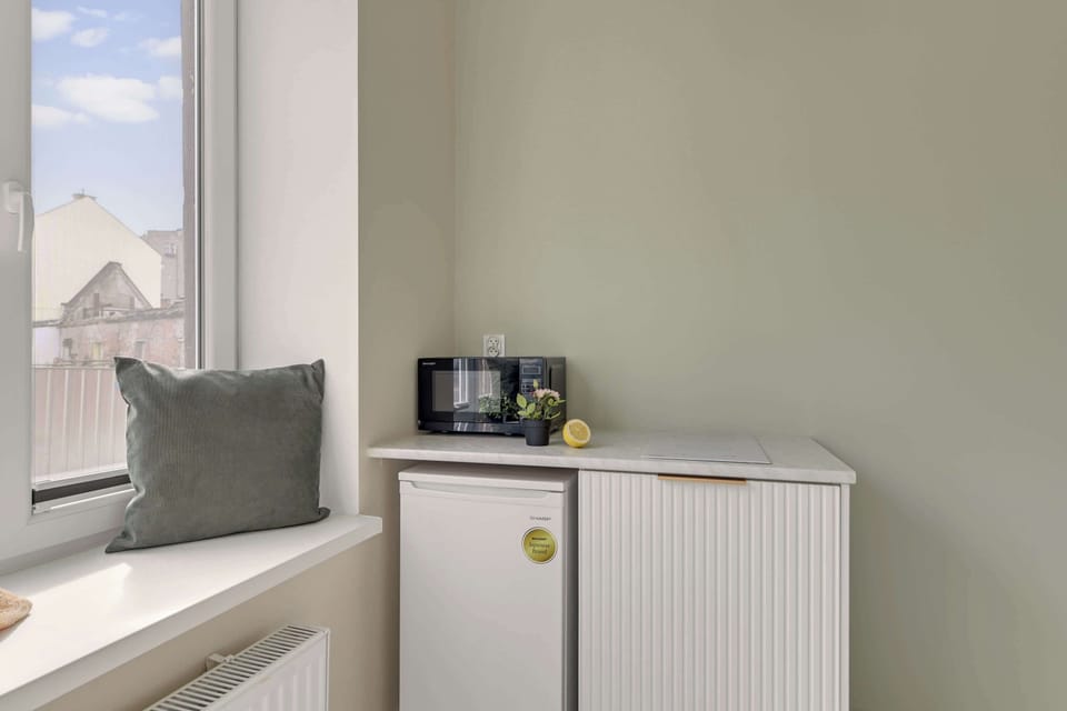 Druga część apartamentu pełni funkcję sypialnianą. Znajduje się tu łóżko małżeńskie, telewizor z funkcją Smart TV oraz w pełni wyposażony aneks kuchenny. 