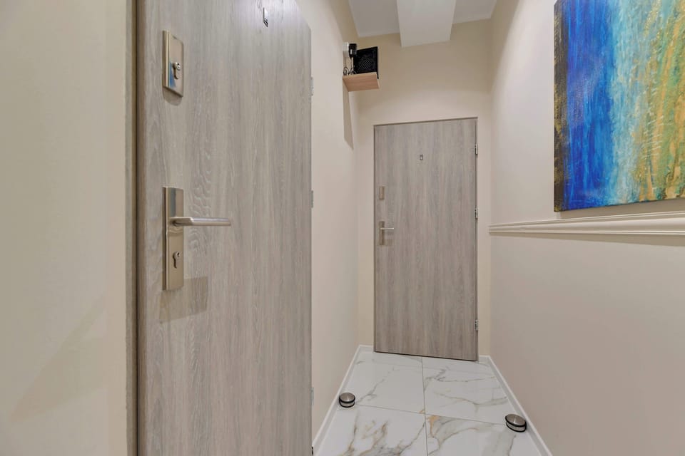 Apartament został zaprojektowany jako jedna duża, dobrze przemyślana przestrzeń, łącząca kilka stref wypoczynku, snu i codziennego funkcjonowania.