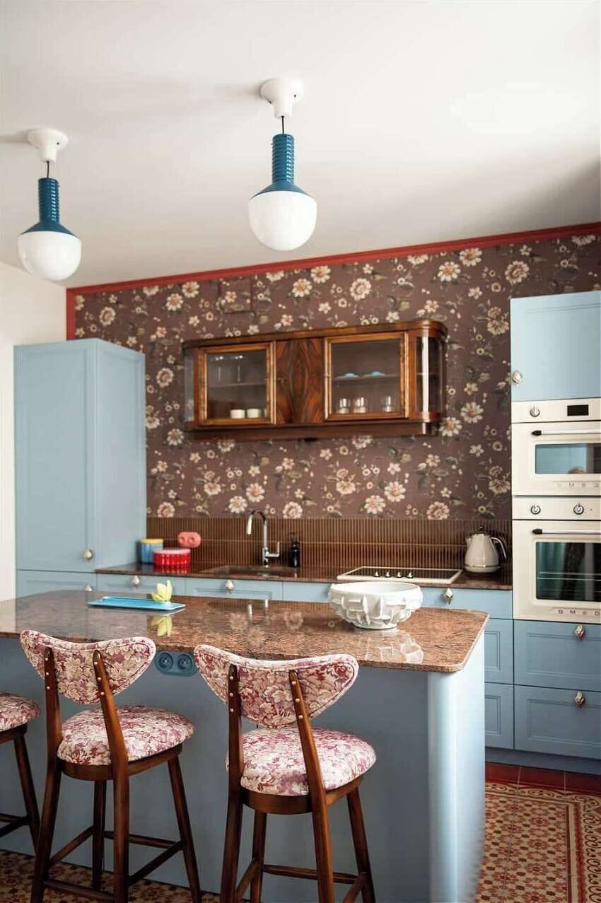 The separate kitchen combines functionality with unique design. Blue fronts, wooden elements, decorative wallpaper, and stylish details create an impressive interior. It is fully equipped with an induction cooktop, dishwasher, and microwave oven, wit