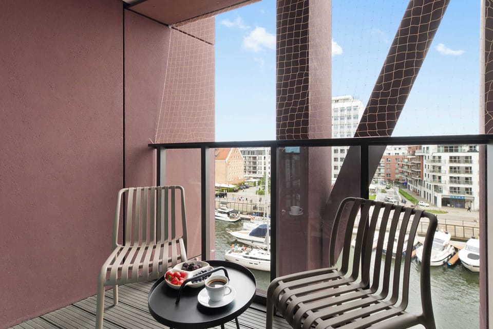 Apartament posiada balkon z pięknym widokiem na rzekę Motławę, który stanowi doskonałe miejsce na chwilę relaksu i podziwianie okolicy.