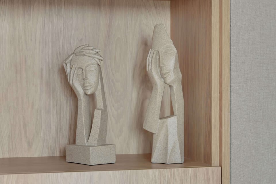 Główną część apartamentu stanowi otwarta przestrzeń łącząca salon i sypialnię. Znajduje się tu wygodne łóżko małżeńskie, sofa oraz telewizor z funkcją Smart TV i kanałami kablowymi.