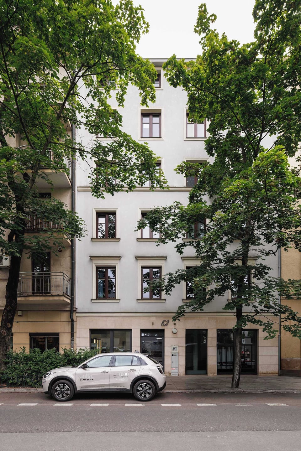 To doskonałe miejsce dla osób, które chcą zwiedzać Kraków, korzystać z restauracji, kawiarni i lokalnych atrakcji, a jednocześnie odpoczywać w wygodnej, funkcjonalnej przestrzeni. 