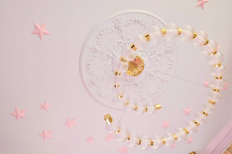 Spektakularny styl glamour, złote akcenty, lustra, marmurowe wzory, pastelowe tkaniny i designerskie oświetlenie tworzą wnętrze z efektem „wow”, które zachwyca od pierwszego wejścia.