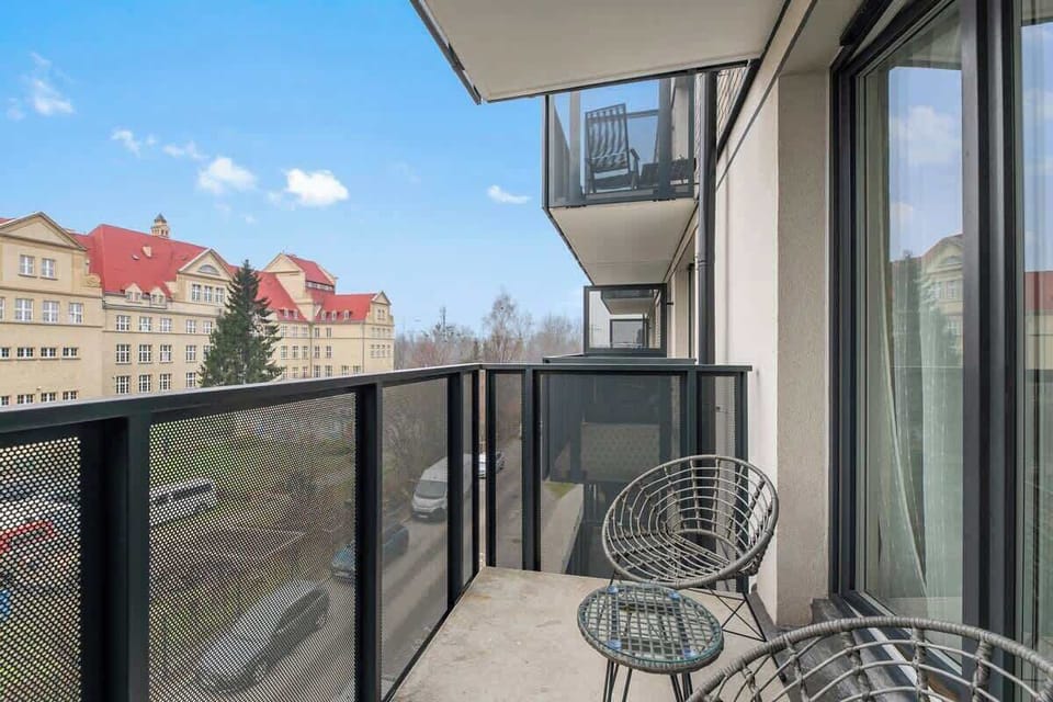 Z pokoju dziennego prowadzi wyjście na balkon, który pozwala cieszyć się świeżym powietrzem i widokiem na okolicę.
