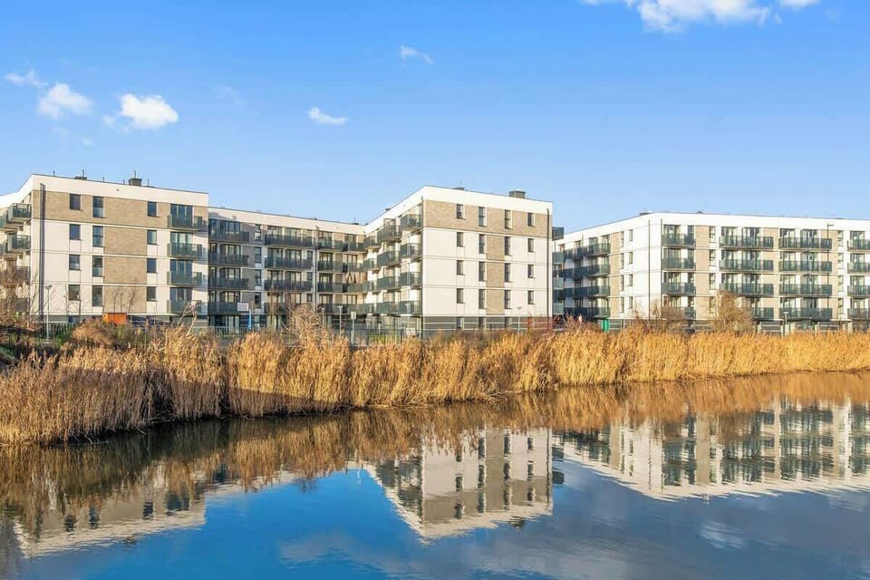 Apartament przy ul. Mostek 4 w Gdańsku położony jest w spokojnej okolicy, z szybkim dojazdem do centrum i plaż – idealny dla osób szukających relaksu blisko atrakcji miasta.