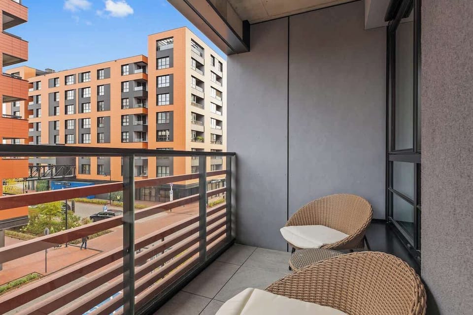 Z salonu można wyjść na balkon wyposażony w komplet mebli ogrodowych, który świetnie sprawdzi się na poranną kawę lub wieczorny odpoczynek.