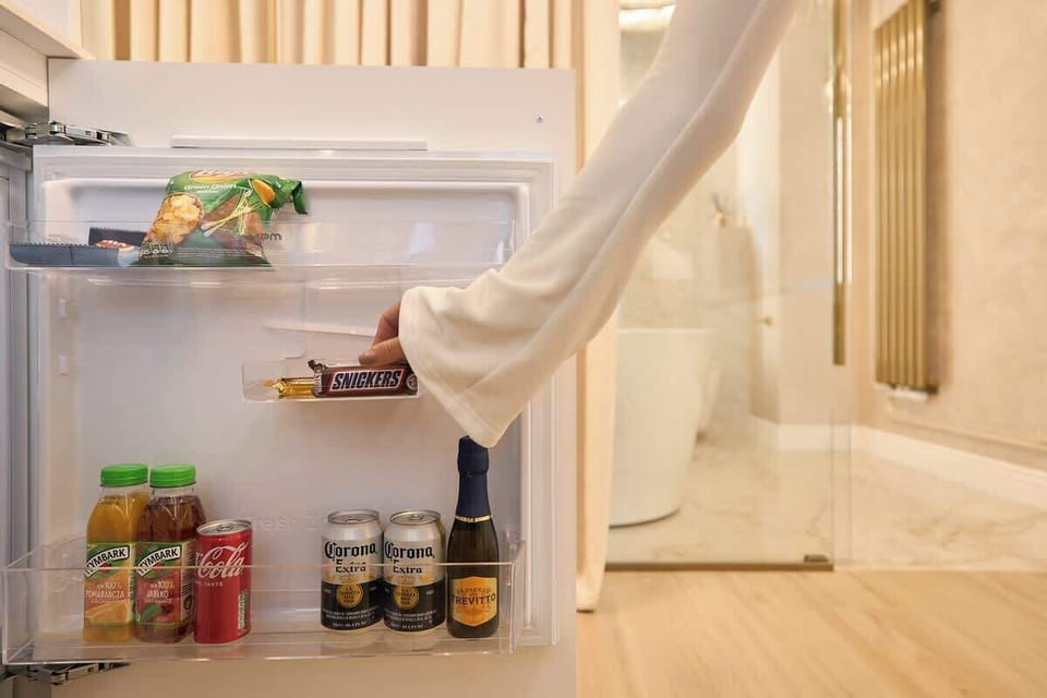 W apartamencie znajduje się mini barek, idealny na wypicie lampki wina, płyta indukcyjna, zmywarka, czajnik i ekspres do kawy. Dla wygody gości przygotowany jest zestaw powitalny z kawą, herbatą i podstawowymi przyprawami.