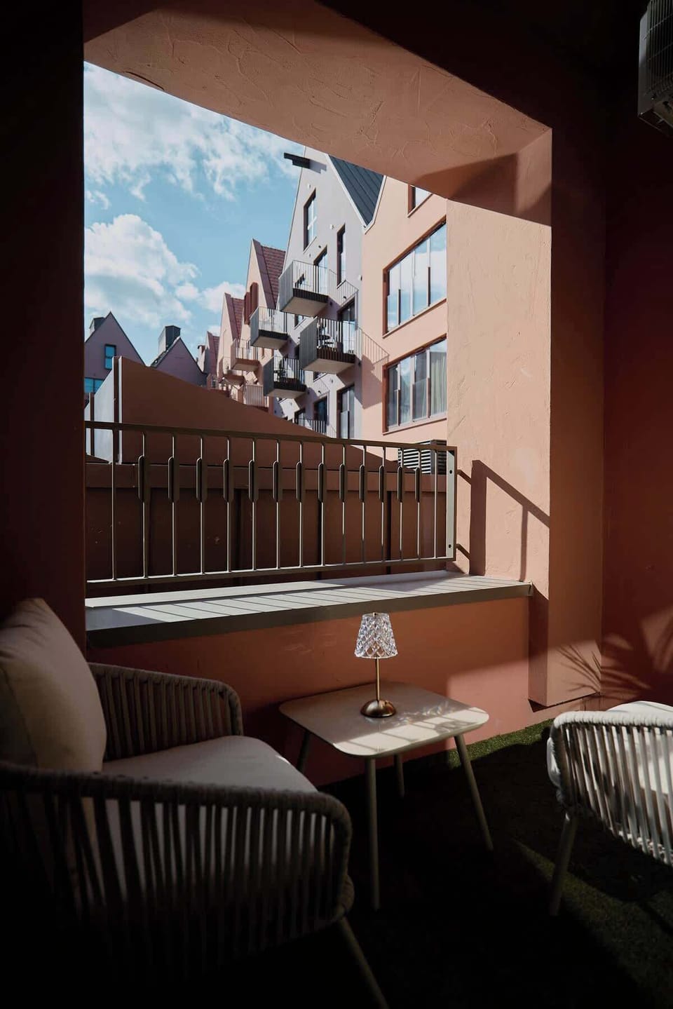 Z części sypialnianej prowadzi wyjście na balkon — idealne miejsce na łyk porannej kawy lub wieczornego drinka.