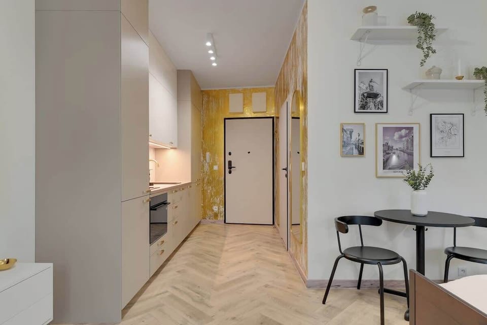Apartament wyposażony jest w wygodne łóżko małżeńskie, naprzeciw którego znajduje się telewizor 4K Smart TV z dostępem m.in. do YouTube i Netflixa oraz delikatna, minimalistyczna zabudowa RTV.