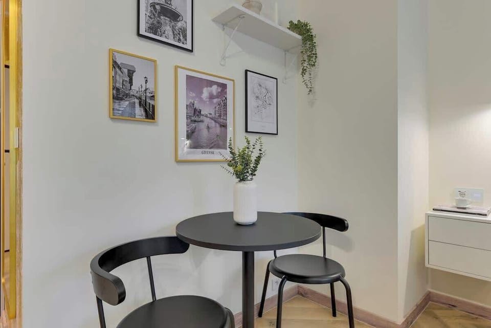 Apartament wyposażony jest w wygodne łóżko małżeńskie, naprzeciw którego znajduje się telewizor 4K Smart TV z dostępem m.in. do YouTube i Netflixa oraz delikatna, minimalistyczna zabudowa RTV.