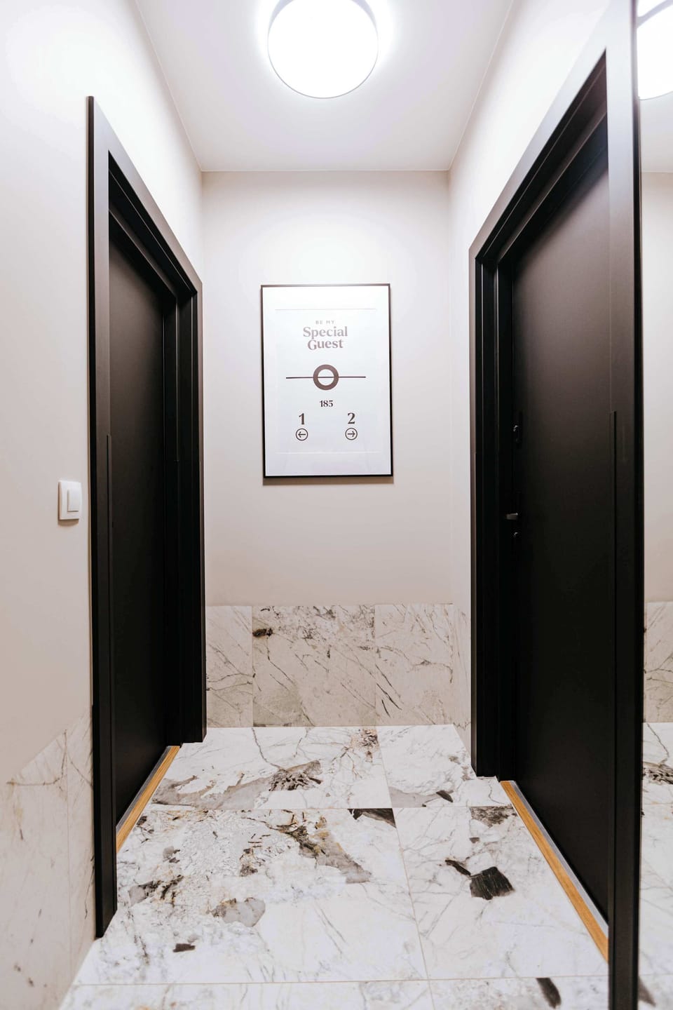 Salon to idealna strefa wypoczynku, urządzona w nowoczesnym stylu z przytulnymi akcentami. Znajduje się tu rozkładana sofa, która zapewnia wygodne miejsce do relaksu w ciągu dnia i dodatkową przestrzeń do spania. 