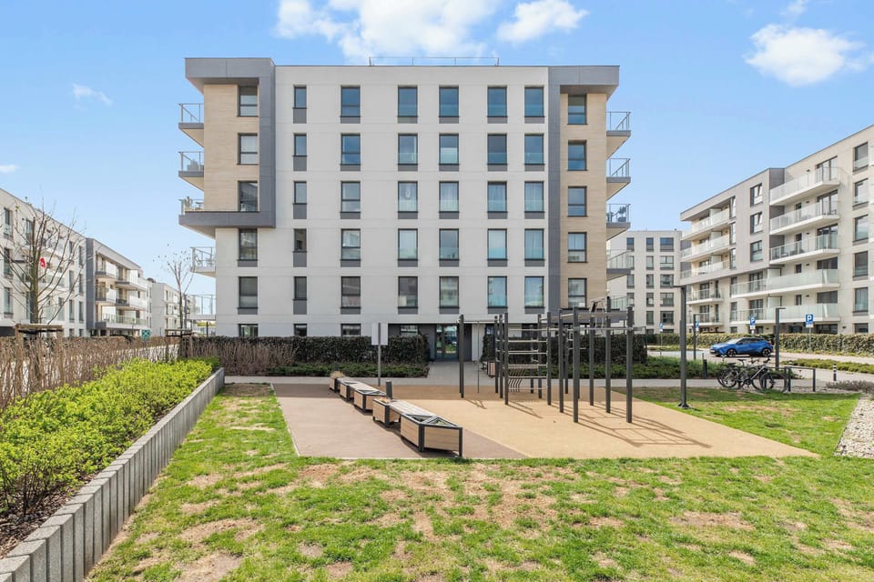 Apartament przy ul. Starowiejskiej to świetna baza do zwiedzania Gdańska. Blisko stąd na Plażę Brzeźno, do Polsat Plus Areny z FUN ARENĄ oraz z dogodnym dojazdem do Starego Miasta, muzeów i nadmotławskich tras spacerowych.