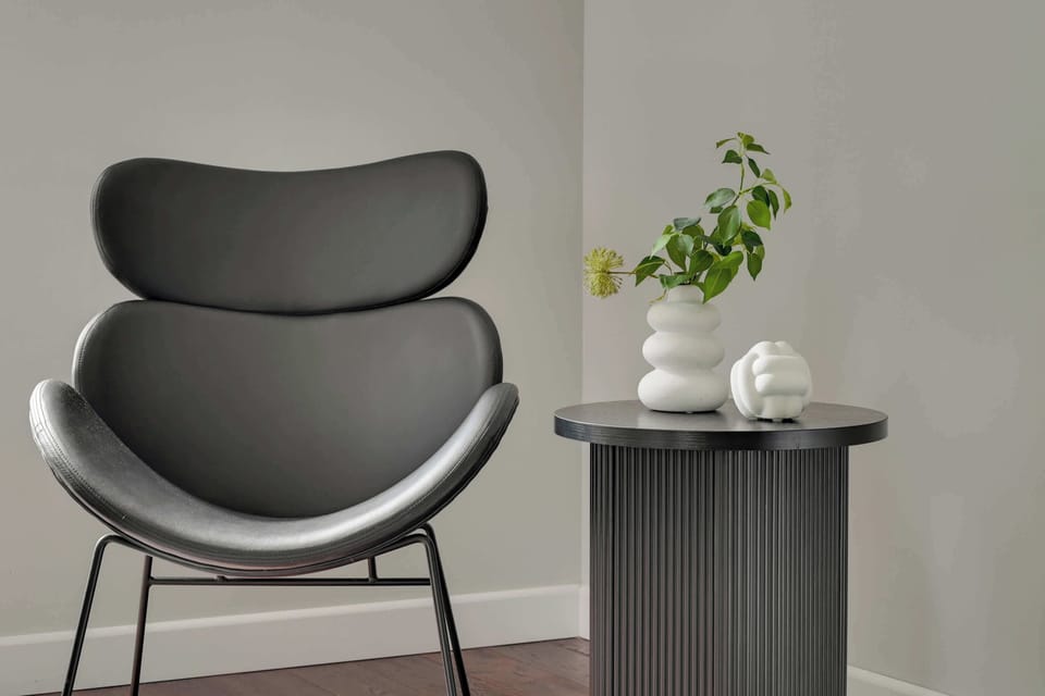 Salon stanowi centralną część apartamentu i został zaprojektowany z myślą o komforcie oraz relaksie. Znajduje się tu przestronna, wygodna sofa, elegancki fotel wypoczynkowy oraz telewizor Smart TV.