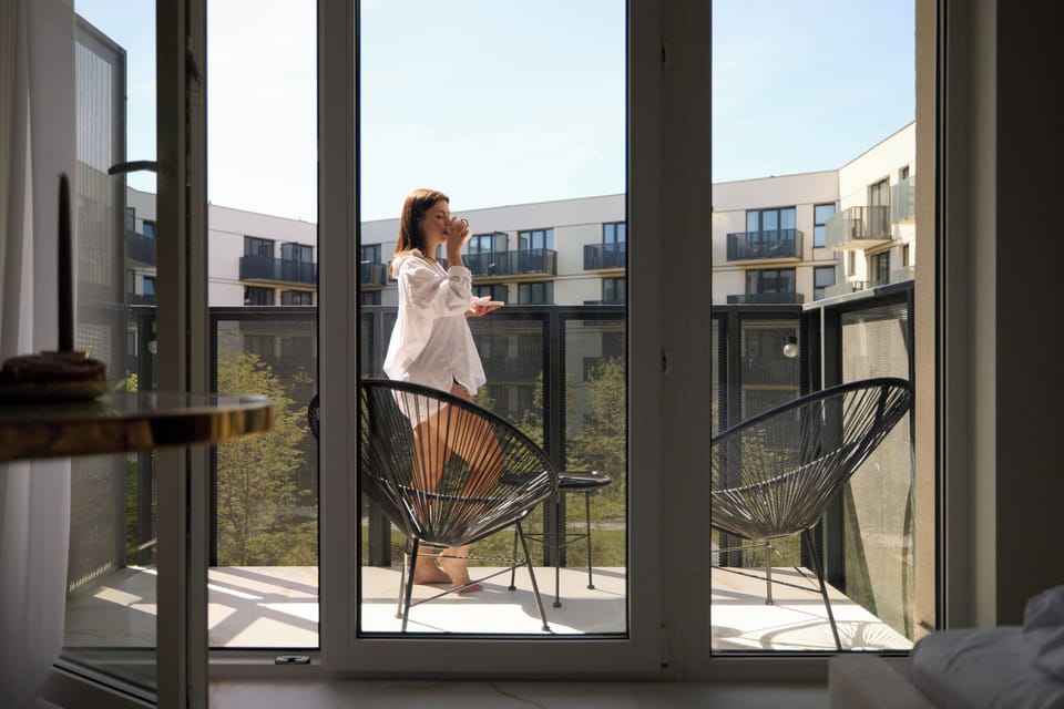 Dodatkowym atutem apartamentu jest klimatyzacja, zapewniająca komfort o każdej porze roku, oraz przestronny balkon wyposażony w meble wypoczynkowe z widokiem na zielone, wewnętrzne patio nowoczesnego osiedla.
