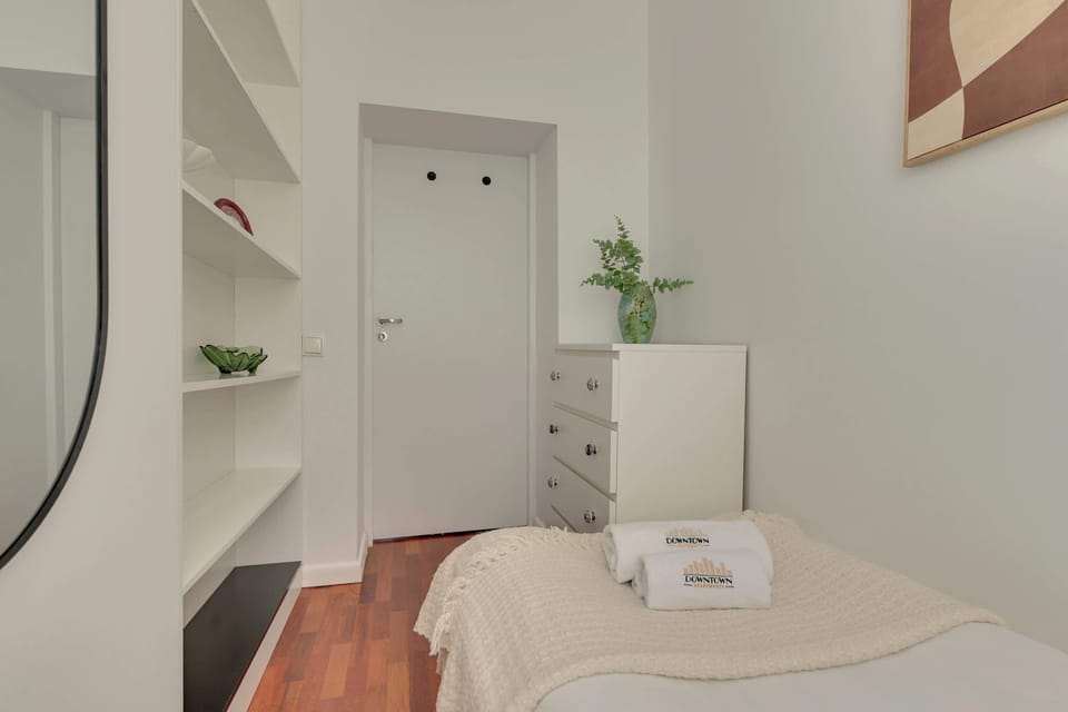Dodatkowym atutem apartamentu jest osobny pokój z pojedynczym łóżkiem oraz dużą otwartą garderobą, który doskonale sprawdzi się jako dodatkowa przestrzeń do spania lub przechowywania bagażu podczas dłuższych pobytów.