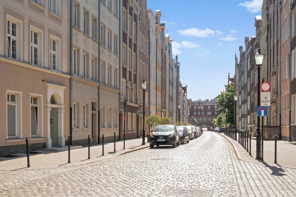W najbliższej okolicy znajdują się liczne restauracje, kawiarnie i lokale usługowe, dzięki czemu apartament stanowi idealną bazę do odkrywania miasta o każdej porze roku.