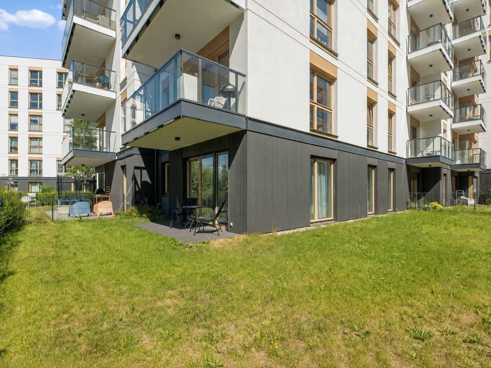 Dużym atutem apartamentu jest prywatny ogródek z wyjściem bezpośrednio z części dziennej. Do dyspozycji Gości przygotowano meble ogrodowe, które sprawdzą się idealnie podczas porannej kawy.